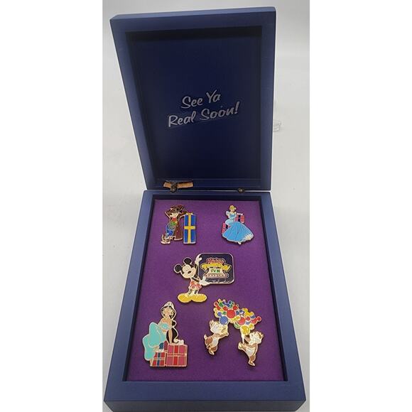 Disney Mickey’s Toontown Of Pin Trading Cast Event Boxed LE 5 Pin Set - Picture 1 of 4